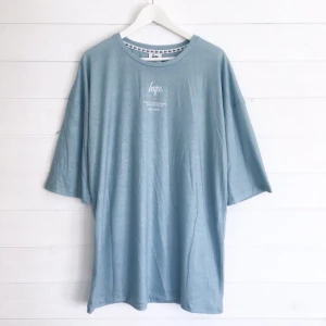  - Tshirt från Hype. i en blåaktig färg.  Oversize i modellen med 3/4 ärmar.  Riktigt snygg men används aldrig. Har använt den 1-2 gånger, så är som ny.  Kan skickas mot frakt.