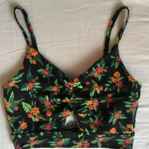  - Crop top med blommönster och en cut out detalj. Aldrig använd (bara för bild) så topp skick!  Möts upp i Stockholm:)