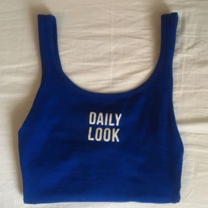  - Superskönt blå body från Bershka, köpt för några år sedan men använd typ 2 gånger. Står ”Daily look” i vitt. Står xs men passar även s! Möts upp i Stockholm :)