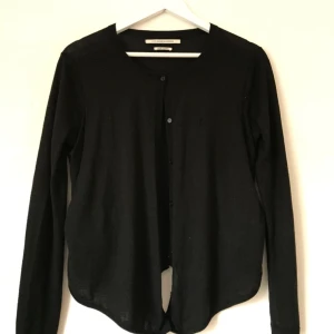  - Fifth Avenue Shoe Repair - Double Cardie. Kofta i två lager som sitter ihop. Hänger snyggt, och fint skick utöver en liten trådrepa (se bild). Storlek: M Material: 50% ull, 50% akryl Nypris runt 1000:-