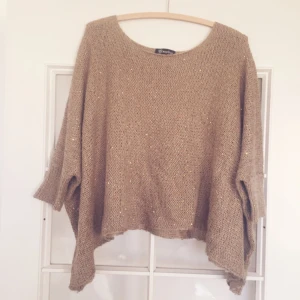  - Glittrig, vid stickad tröja. Underbar att ha i sol eller strålkastarljus! 😍 Behöver hitta ny ägare då den bara ligger i garderoben. Passar på mig som brukar ha S, men lite onesize-feeling! 