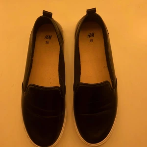  - Ett par jättesnygga skor från HM, använda 1 gång. Säljer pågrund av storleken är för lite för mig. Tar swish och köparen står för frakt!