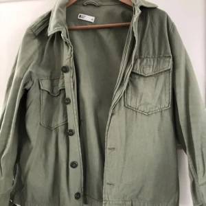  - Grön vårjacka eller inomhusjacka. Storlek 38 men passar mindre storlek.