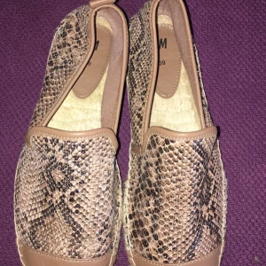  - Oanvända storlek 39 säljer dom för att jag råkade beställa två likadana