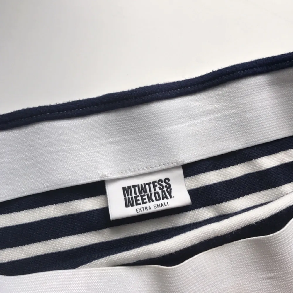 Jättesnygg mörkblå-vit randig tight långärmad Off-shoulder tröja från Weekday! ✨ Storlek XS, använd typ en gång. Frakt 50kr . Toppar.