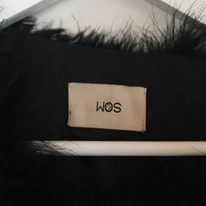  - Jackan är inköpt förra året på WOS i Stockholm och endast använd ett par ggr. Så skicken är fortfarande mycket fint. Det är den korta modellen i färgen svart.