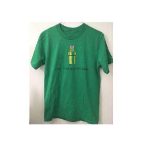 Grön Tshirt med tv-spelstryck ”ceci n’est pas une pipe”. 