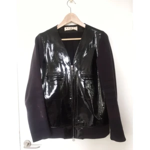  - Jacka/tröja Marni for H&M. Ärmarna är lite slitna, om det stör skulle du kunna klippa av dem och istället använda jackan som väst eftersom lacken fortfarande är riktigt fin.