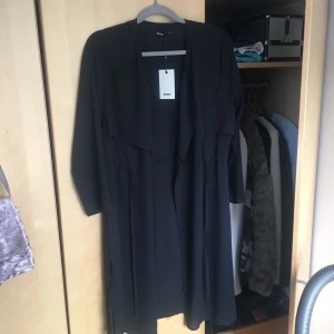  - Oanvänd lång transparent kimono från bikbok. Finns i Huddinge, Stockholm. Kan även fraktas; köparen står för frakten.