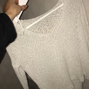  - V - ringas tunnstickat vit tröja ! 70 kr inklusive frakt!