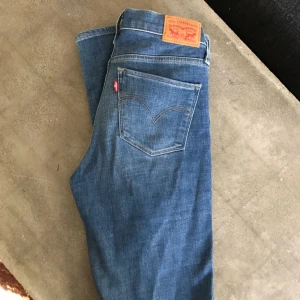  - Levis jeans i perfekt skick. Storlek W27/L32