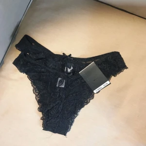  - Helt nya (oanvända!!!) spetstrosor i strl XS 32/34