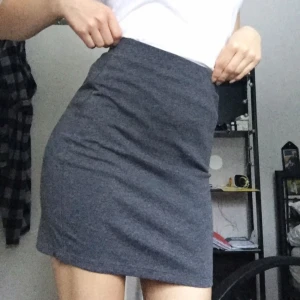  - Snygg mörkgrå pennkjol köpt från Monki. Aldrig använd så den är i nyskick! 🙌✨