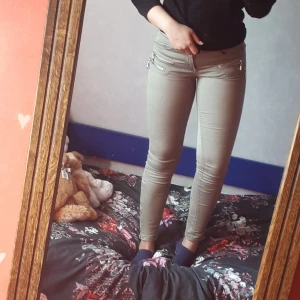  - Gröna Tighta Jeans m dragkedja vid vaderna