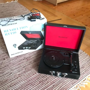  - Varför inte skaffa en enkel och fin vinylspelare som dessutom inte tar mycket plats? Den är knappt använd och är som ny!  Kan skickad men köparen står för frakten som är 149kr 📮  Katt finns i hemmet 🐈