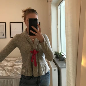  - En fin och varm stickad kofta från oddmolly i storlek 0 vilket motsvarar XS men jag skulle säga att denna passar bra på S också! Betalning sker via swish, köparen står för frakt👍🏼 priset kan eventuellt diskuteras