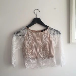  - Söt crop top med spets. Använd en gång.  Köparen står för frakt, kan även mötas upp i Uppsala.