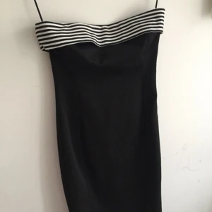  - Axelbandslös klänning från Zara. Kort, tjockt material.  Fick den av en vän men har aldrig använt. Köparen står för frakten, kan även mötas upp i Uppsala.