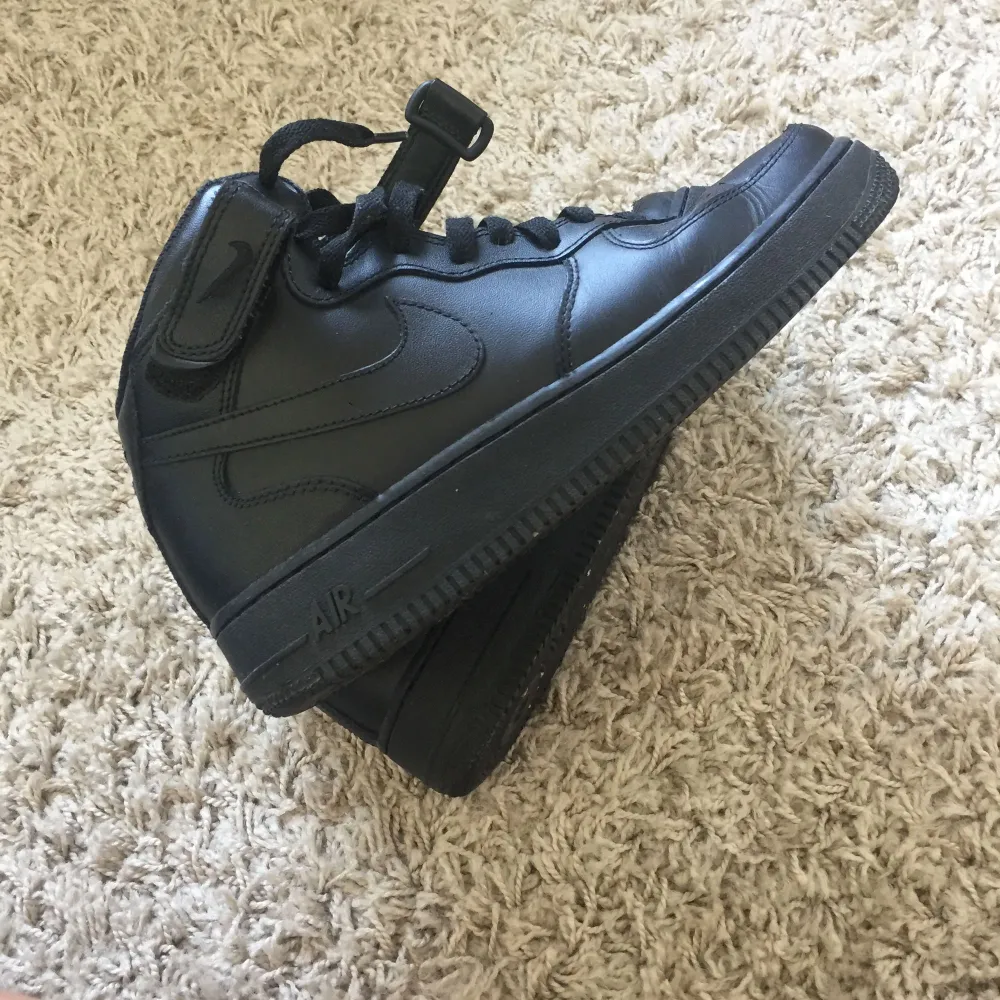 Nike Air Force 1 black high sneaker. Only used 2 times in sunny days. Almost brand new. Good catch!. Skor.