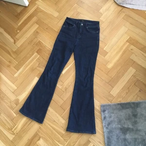  - Mörkblå bootcutjeans från JLindeberg. Använda en gång. Strl 27 men stretchiga så funkar nog för 28a med. 