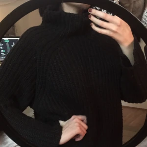  - tjock svart stickad tröja med hög krage! använd en del men gott skick.  de flesta priser kan diskuteras, skriv i PM med bud!    jag möts upp i Stockholm eller skickar mot fraktkostnad.