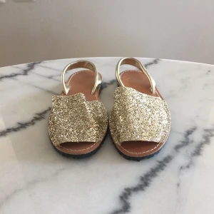  - Ett par glitter sandaler i guld! Använda 1gång! Köparen står för frakten på 55kr 