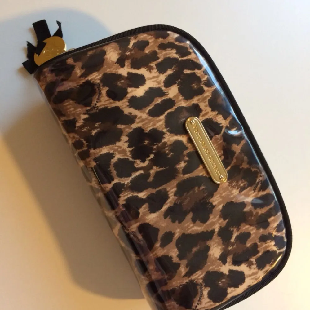 En leopardmönstrad necessär från Victoria’s Secret. Varan är perfekt skick och har endast använts 1-2 gånger.  Köparen står för eventuell frakt.. Accessoarer.