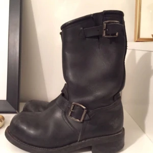  - Primeboots Engineer Mid 1. Nypris 3500kr. Möts upp i Stockholm eller skickar mot fraktkostnad. 