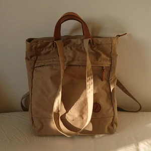  - Säljer denna Fjällräven väska, modell Totepack No. 1 I färgen Sand då den alltför ofta blir bortprioriterad av min kånken. Väldigt rymlig och den bakre remmen går och justera så man kan bära den både som axelväska och som ryggsäck. Köparen betalar frakt, men kan mötas upp i Stockholm!