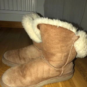  - Uggs köpa för 2395 kronor men säljs endast för 300. Använda en vinter. Missfärgningarna vid framsidan av skon går att ta bort med impregnering. 