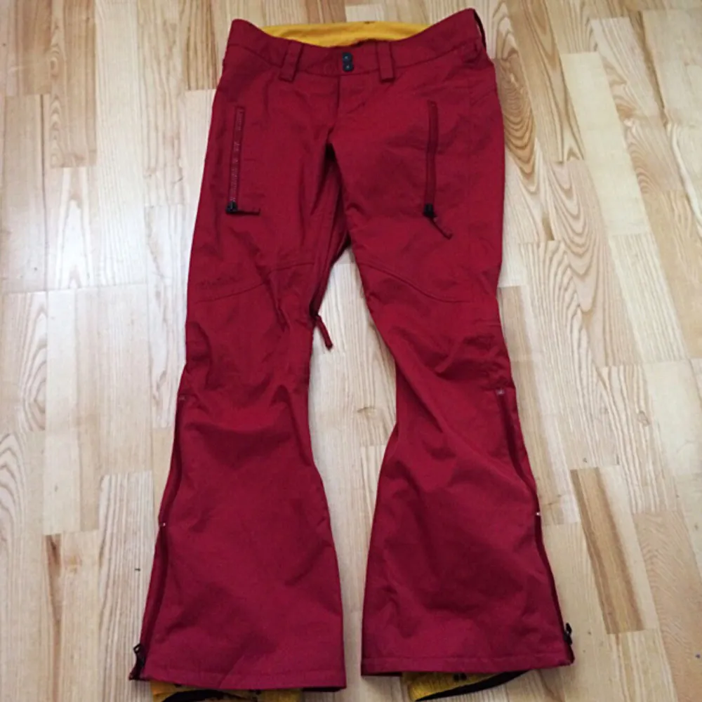 Ett par röda bootcut täckbyxor i S, något små i storlek så känns snarare som XS. Förövrigt fin kvalitet och väldigt snygg passform! (Om de passar dvs, haha) säljer pga. Att de blivit för små! vill du veta mer, så är det bara att fråga 🙌🏼 (nypris: 1500). Jeans & Byxor.