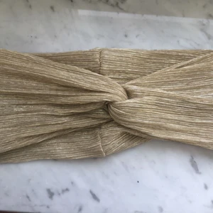  - Hårband i guld från Gina Tricot. Köparen står för frakt✨