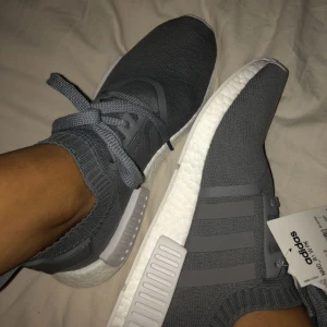  - Snygga och supersköna adidas NMD_R1 W PK!!!! Aldrig använda pga för stor storlek!🌸🌹 frakt står du för själv!!❤️❤️