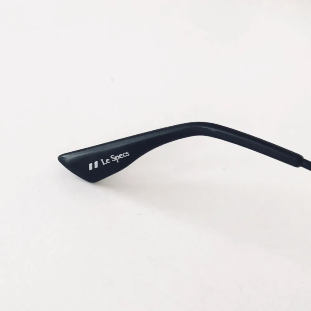 Svarta pilotglasögon från Le Specs. Helt nya och oanvända! . Accessoarer.