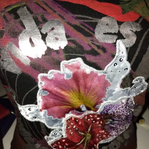  - Snygg och unik tröja från Desigual! 3D effekt på framsidan med tryck, pärlor och glitter, samt fin detalj på ryggen! Inte använt på ett tag därav hoppas jag någon annan kan ge mer kärlek till den<3 Tar swish, frakt tillkommer 