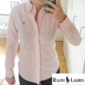  - Ralph Lauren skjorta i fint skick. Storlek xs, men passar även mig som har S. 