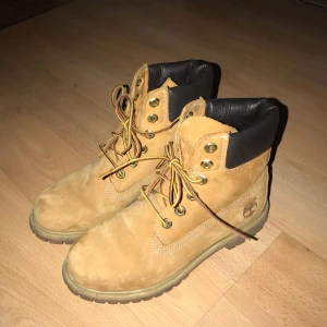  - Knappt använda och är i fint skick. 