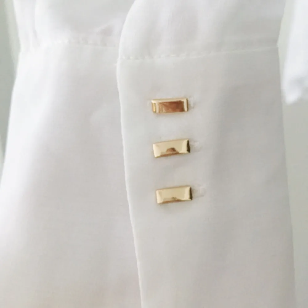 ✨ Perfekta vita basic-blusen från Zara ✨ Storlek XS, men passar mig perfekt som brukar ha S ✨ Betalning via swish & jag fraktar. Blusar.
