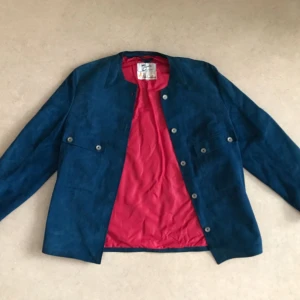 Mockajacka i getskinn - Blå mockajacka med rött innertyg. Strlk 40 men passar bra för dig med strlk 36/38 (se bild). 