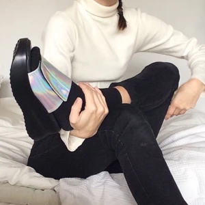  - Sandaler i gott skick, använda en gång. Dock två märken på spännet, se bild 3. Från O-mighty 