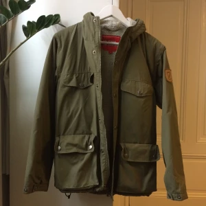  - Klassisk snygg fjällrävenjacka i strl XS (skulle säga att den funkar för XS-S). Bra skick, inga defekter.