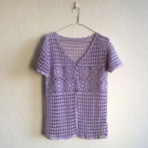  - Virkad topp köpt second hand. 100% bomull och i fint skick! Frakt ingår i priset.