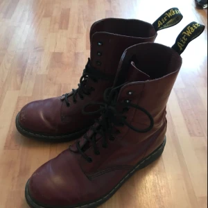  - Supersnygga oxröda DR. martens boots 10 hål. Säljes pga av flytt och att jag inte kan ta mig mig allt jag vill🤣😉✨ lite stora för mig som har storlek 37 så tror den passar dig i storlek 38. Använda men fortfarande jättefin sula o skön passform. 💫