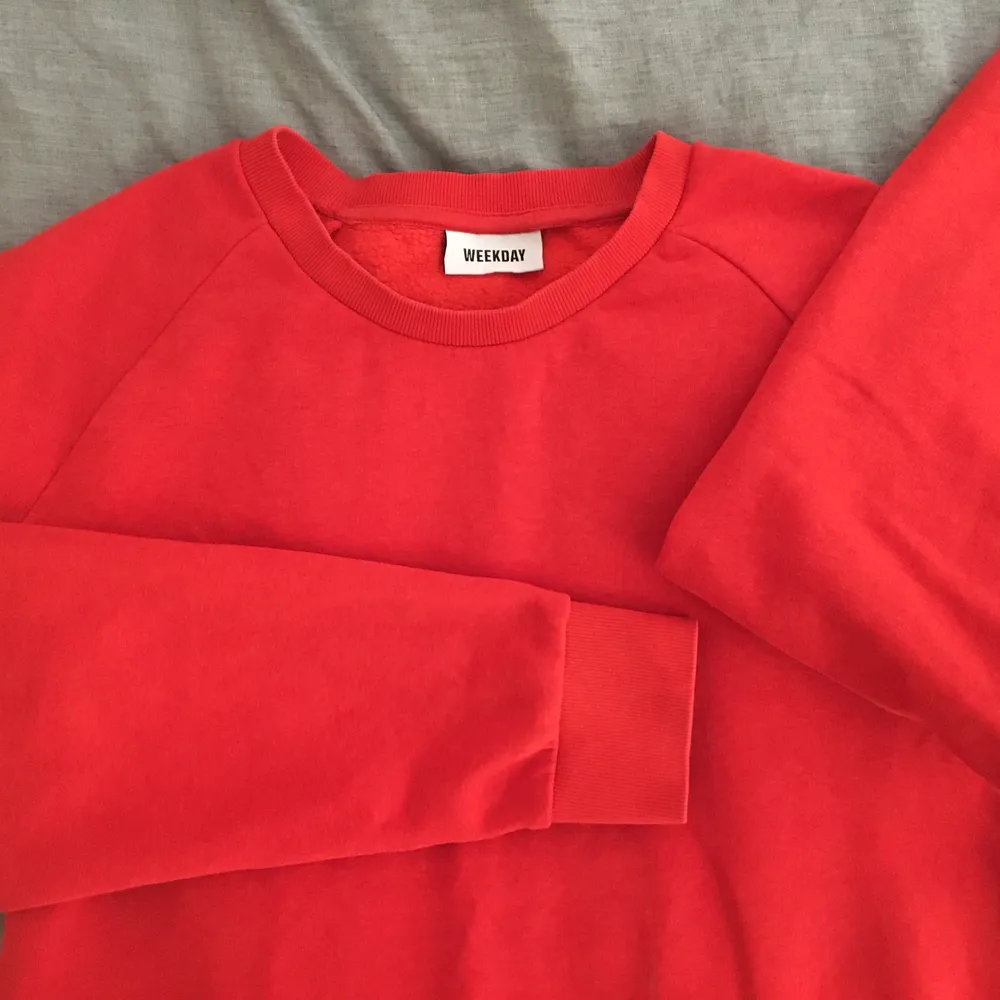 Röd collegetröja, använd ett fåtal gånger. Från weekday storlek S, passar även M. ☺️. Tröjor & Koftor.