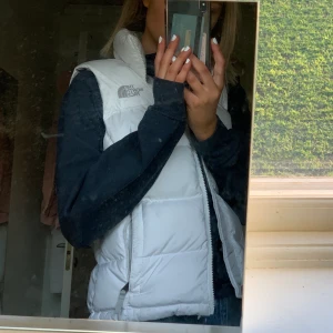The North Face Väst - Den finns kvar sålänge annonsen ligger uppe 🤍 Nuvarande bud: 950kr+frakt 🤍