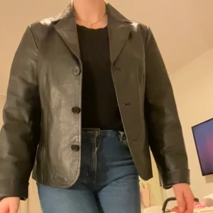 KAVAJ I LÄDERIMITATION  - Jättesöt kavaj i läderimitation.  Köpt second hand. Super cute✨🧚🏻‍♀️🍜🦋