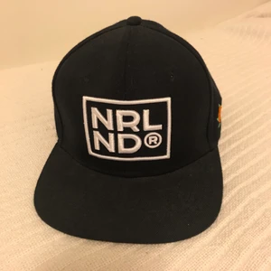 Svart Norrlandskeps, aldrig använd! - Keps från Sqrtn Company som aldrig använts. 350kr nypris, säljer för 175kr + eventuell frakt. Superbra som utfyllnadspresent till nån familjemedlem som är omöjlig att köpa presenter till 😉 ELLER till dig själv såklart ❤️ Kan mötas upp i umeå eller skickas, då tillkommer frakt 