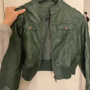Skinnjacka - Cool grön skinnjacka, använt skick