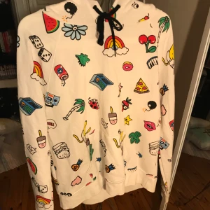 Kulig hoodie - Smashig hoodie från Forever 21 i storlek M. Använd men i mycket fint skick och inga noppror. Frakt tillkommer 