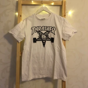 Thrasher T-Shirt Vit - Thrasher T-Shirt köpt i USA, storlek Medium! Med fett Satanist stjärna! Nypris 500kr 